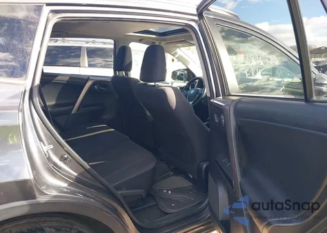 2016 Toyota Rav4 Xle z USA, uszkodzony, nr VIN JTMRFREV9GJ080188